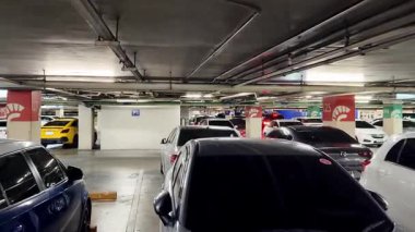 Birbirine yakın arabalarla dolu hareketli bir otopark..