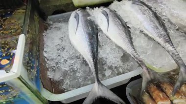 Asya pazarında çeşitli deniz ürünleri satılır..