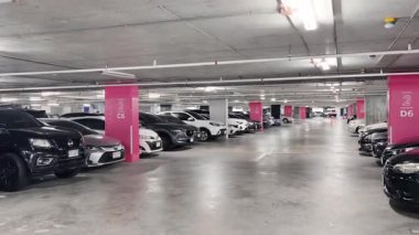 Birbirine yakın arabalarla dolu hareketli bir otopark..