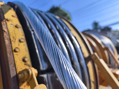 Yolun üzerinde büyük bir tahta makara yüksek voltajlı elektrik teli var..