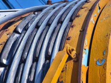 Yolun üzerinde büyük bir tahta makara yüksek voltajlı elektrik teli var..
