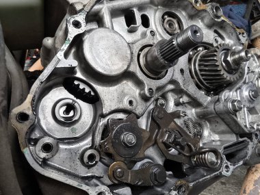 Karmaşık ve karmaşık mekanik bileşenlerini ayrıntılı olarak vurgulayan bir motosiklet motoru.