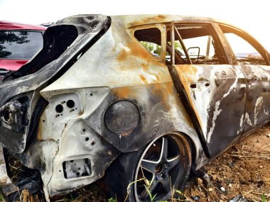 Yıkıcı bir yangından sonra yanan bir aracın iç kısmının kalıntıları..