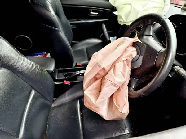 Hava yastığı şu anda bir arabanın direksiyonunda asılı..