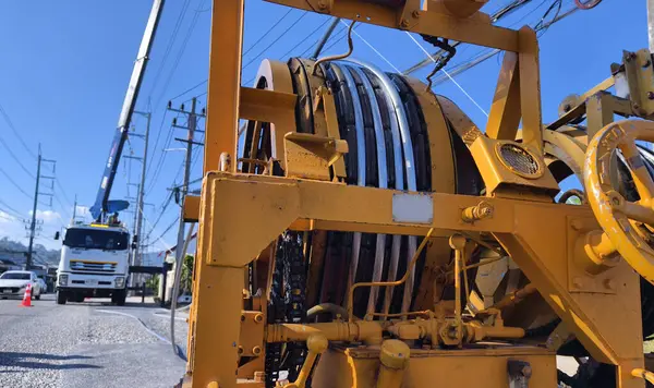 Yol boyunca yeni direklere yüksek gerilimli elektrik kabloları kurulumu.