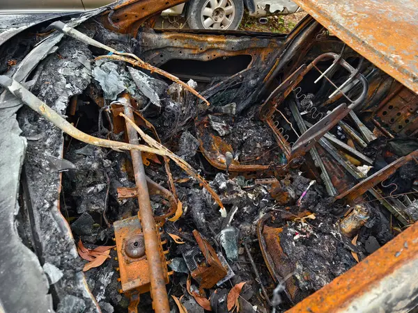 Yıkıcı bir yangından sonra yanan bir aracın iç kısmının kalıntıları..