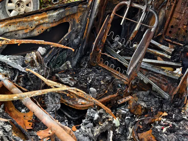 Yıkıcı bir yangından sonra yanan bir aracın iç kısmının kalıntıları..