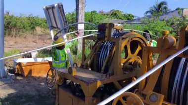 Ağır makineler, yollar ve ilgili görevler boyunca kablo kurulumu için yaygın olarak kullanılır.