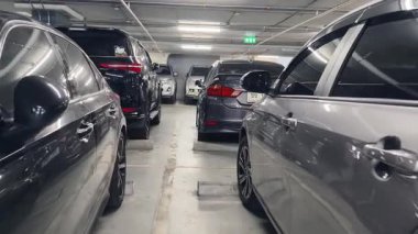 Birbirine yakın arabalarla dolu hareketli bir otopark..