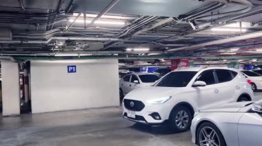 Birbirine yakın arabalarla dolu hareketli bir otopark..