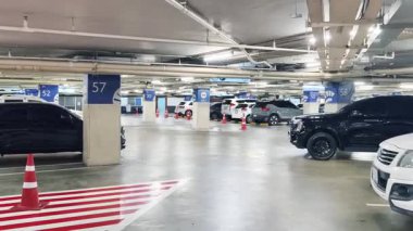 Birbirine yakın arabalarla dolu hareketli bir otopark..