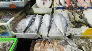 Asya pazarında çeşitli deniz ürünleri satılır..