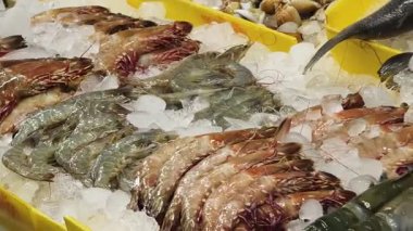 Asya pazarında çeşitli deniz ürünleri satılır..