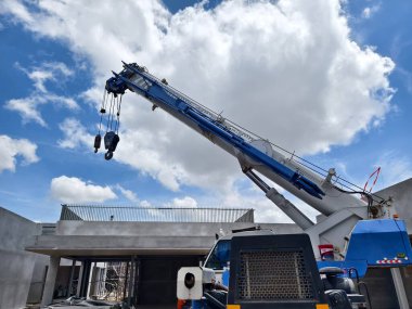 Şu anda yapım aşamasında olan bir binanın önüne büyük bir vinç park edilmiş..