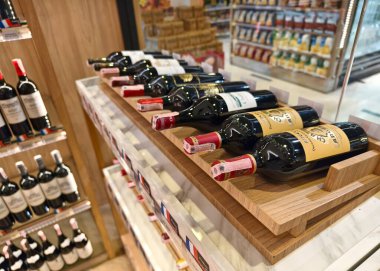 PHUKET, THAILAND - 8 Mart 2025: Çeşitli şarap şişeleriyle dolu bir perakende mağazası.