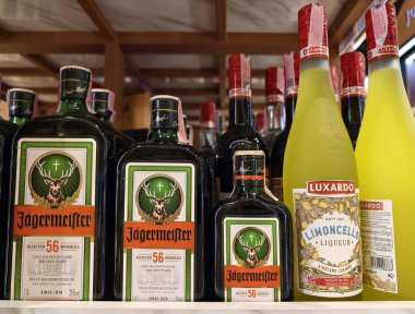 PHUKET, THAILAND - 8 Mart 2025: Bir süpermarkette rafta duran bir şişe Liqueur Jagermeister.