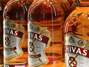 PHUKET, THAILAND - 8 Mart 2025: Süpermarkette rafta duran viski şişeleri.