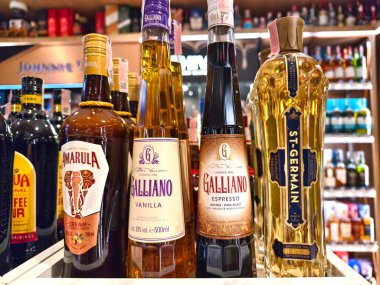 PHUKET, THAILAND - 8 Mart 2025: sayısız çeşitli alkol şişeleriyle dolu bir perakende mağazası.