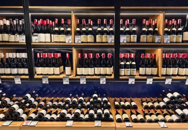 PHUKET, THAILAND - 8 Mart 2025: Çok sayıda şarap şişesi ve kutu içeren bir mağaza.