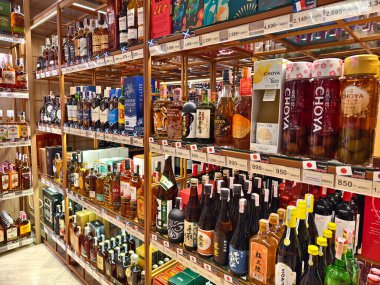 PHUKET, THAILAND - 8 Mart 2025: sayısız çeşitli alkol şişeleriyle dolu bir perakende mağazası.