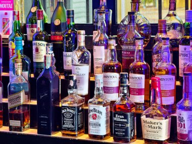 PHUKET, THAILAND - 8 Mart 2025: Bir bar rafında düzgünce düzenlenmiş bir sürü şarap şişesi.