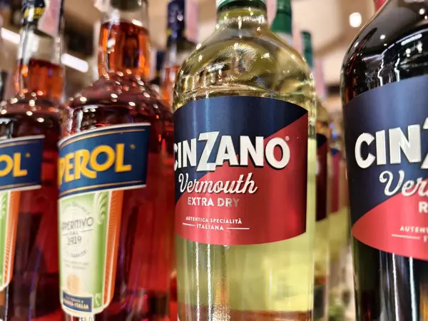 PHUKET, THAILAND - 8 Mart 2025: Süpermarketteki bir rafta Cinzano şişeleri.