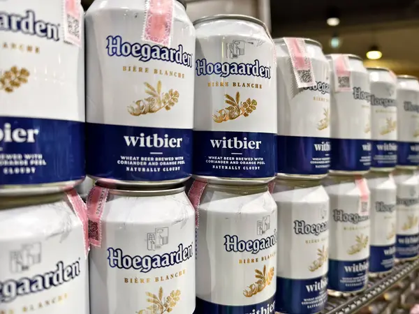 PHUKET, THAILAND - 8 Mart 2025: Hoegaarden biraları düzgünce bir rafa dizildi.