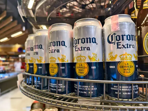 PHUKET, THAILAND - 8 Mart 2025: Corona biraları düzgünce bir rafa dizildi.