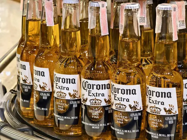 PHUKET, THAILAND - 8 Mart 2025: Corona biraları düzgünce bir rafa dizildi.
