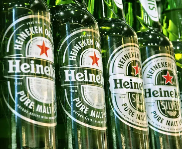 PHUKET, THAILAND - 8 Mart 2025: Bir rafa dizilmiş Heineken biraları.