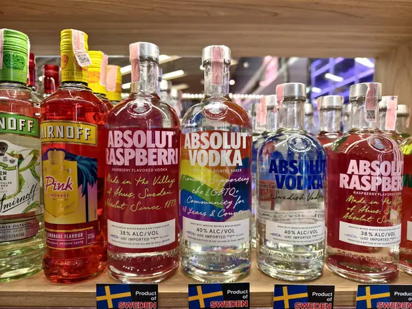 PHUKET, THAILAND - 8 Mart 2025: Bir süpermarkette rafta duran votka Absolut şişeleri.