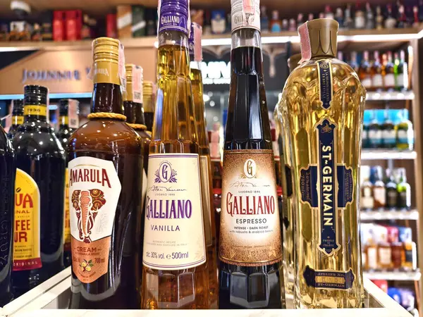 PHUKET, THAILAND - 8 Mart 2025: sayısız çeşitli alkol şişeleriyle dolu bir perakende mağazası.