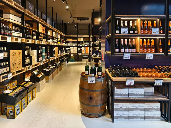 PHUKET, THAILAND - 8 Mart 2025: Çok sayıda şarap şişesi ve kutu içeren bir mağaza.