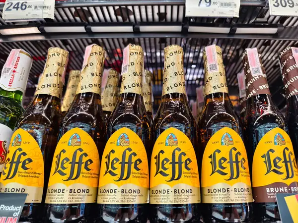 PHUKET, THAILAND - 8 Mart 2025: Leffe biraları düzgünce bir rafa dizildi.