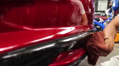 Çarpıcı ve parlak bir son için kusursuz teknikler kullanan araba detaylandırması.