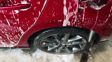 Lüks köpük spreyli kaliteli araba yıkama ve kusursuz bir son için yüksek basınçlı teknikler.