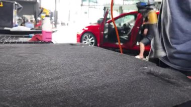 Profesyonel araba halı temizleme işlemi lekesiz ve taze bir görünüm sağlıyor..