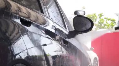 Lüks köpük spreyli kaliteli araba yıkama ve kusursuz bir son için yüksek basınçlı teknikler.