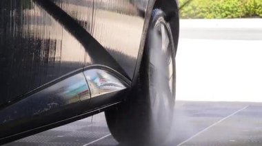 Lüks köpük spreyli kaliteli araba yıkama ve kusursuz bir son için yüksek basınçlı teknikler.