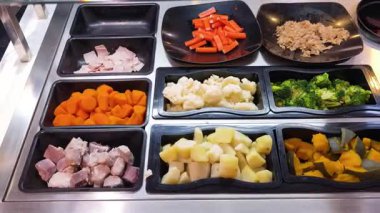 Araba tekerleği temizleme süreci ve tekerlek temizliğini sürdürmek için profesyonel teknik.