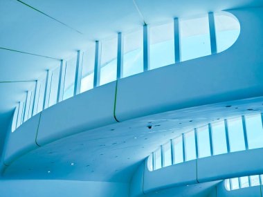 Çok sayıda penceresi olan uçsuz bucaksız bir binanın tavanı.