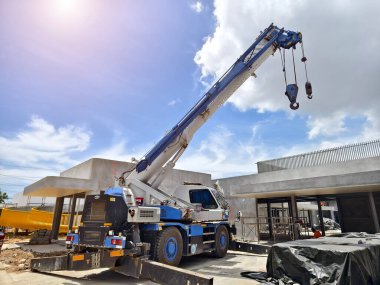 Şu anda yapım aşamasında olan bir binanın önüne büyük bir vinç park edilmiş..