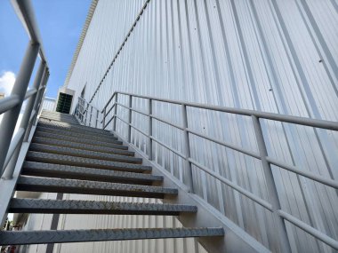 Büyük mavi bir duvara tırmanan bir merdiven seti..