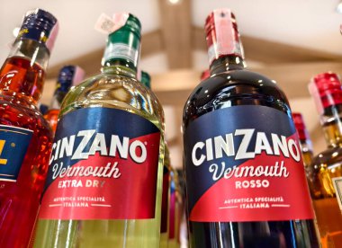 PHUKET, THAILAND - 8 Mart 2025: Süpermarketteki bir rafta Cinzano şişeleri.