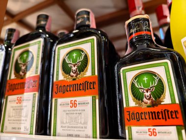 PHUKET, THAILAND - 8 Mart 2025: Bir süpermarkette rafta duran bir şişe Liqueur Jagermeister.