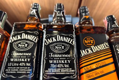 PHUKET, THAILAND - 8 Mart 2025: Bir süpermarkette rafta duran viski şişeleri.