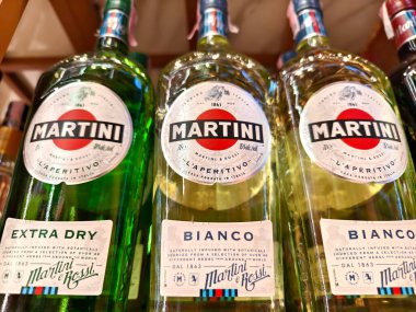 PHUKET, THAILAND - 8 Mart 2025: Martini şişeleri bir süpermarkette.