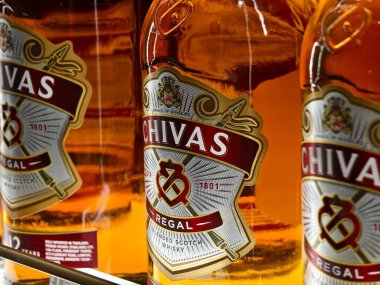 PHUKET, THAILAND - 8 Mart 2025: Süpermarkette rafta duran viski şişeleri.