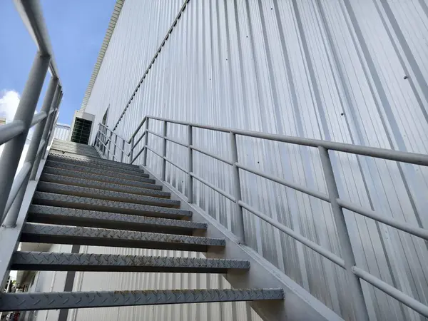 Büyük mavi bir duvara tırmanan bir merdiven seti..