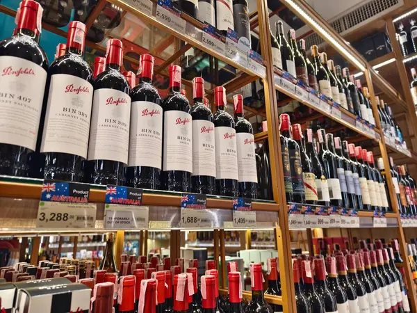 PHUKET, THAILAND - 8 Mart 2025: Çeşitli şarap şişeleriyle dolu bir perakende mağazası.